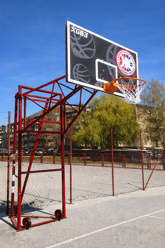 ДРВАР, 17. АПРИЛА /СРНА/ - Начелник општине Дрвар Душица Рунић захвалила је Кошаркашком савезу Републике Српске и предсједнику Милану Ђајићу за донацију двије кошаркашке табле и два нова обруча за овај град.