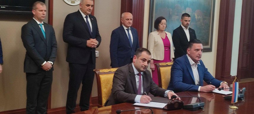 БАЊАЛУКА, 17. АПРИЛА /СРНА/ - Уговор - оквирни споразум о пројектовању и изградњи магистралног гасовода Шепак - Нови Град потписан је данас у Бањалуци. Уговор су потписали директор предузећа "Сарајево-гас" из Источног Сарајева Недељко Елек и "Конвар" из Београда Милош Петровић, у присуству премијера Републике Српске Саве Минића и министра енергетике и рударства Петра Ђокића.