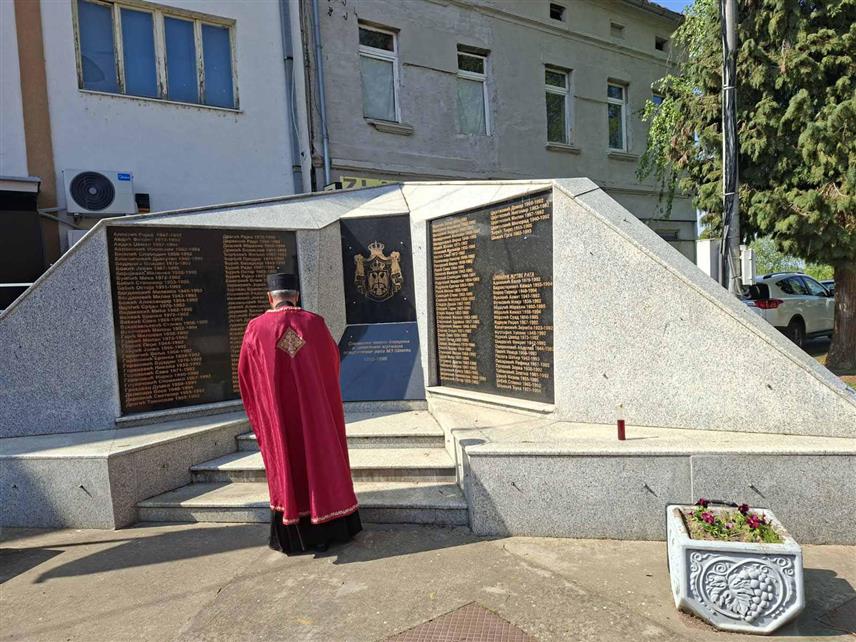 ШАМАЦ, 17. АПРИЛА /СРНА/ - Код спомен-обиљежја у мјесној заједници Шамац данас је служен помен за 122 погинула борца Војске Републике Српске и 22 цивилне жртве у протеклом Одбрамбено-отаџбинском рату.