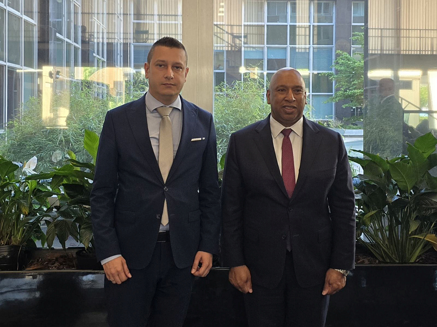 ВАШИНГТОН, 17. АПРИЛА /СРНА/ - Замјеник министра одбране у Савјету министара Александар Гогановић састао се данас у Вашингтону у Стејт департменту са вишим службеником Бироа за политичко-војна питања Стенлијем Л. Брауном.