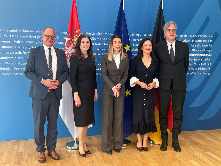 БЕОГРАД, 17. АПРИЛА /СРНА/ - Министар привреде Србије Адријана Месаровић данас је у Берлину договорила са њемачким колегом Катерином Рајхе заједничке конкретне активности на проналажењу рјешења за проблем боравка професионалних возача који обављају дјелатност у земљама ЕУ.