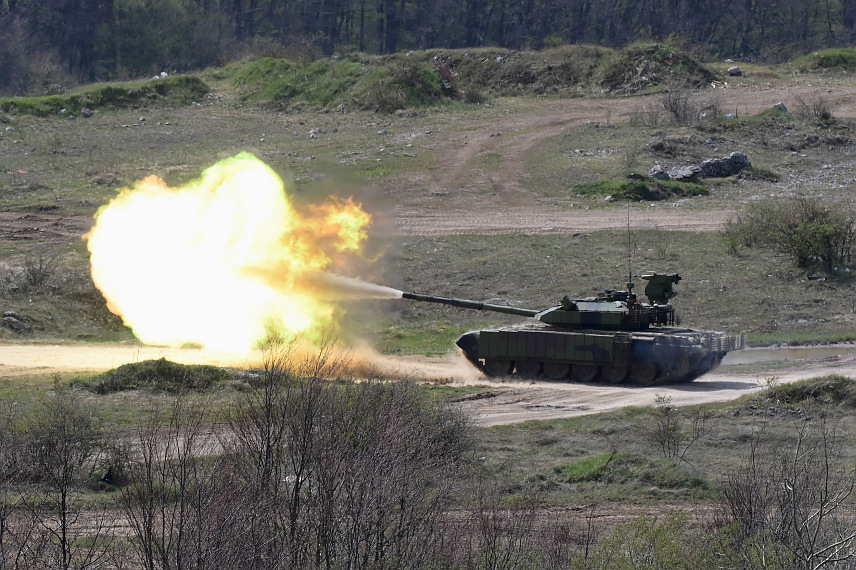 ДЕСПОТОВАЦ, 17. АПРИЛА /СРНА/ - Припадници оклопних јединица Копнене војске Србије реализовали су тактичку обуку и бојева гађања из модернизованих тенкова "М-84 АС1/2" на полигону Пасуљанске ливаде и показали да су уиграни и спремни за сложеније задатке.