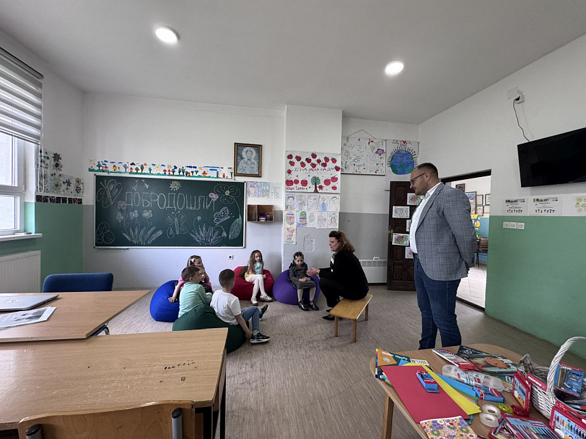 БИЈЕЉИНА, 17. АПРИЛА /СРНА/ - Помоћник министра за предшколско и основно васпитање и образовање Наташа Цвијановић током посјете Подручном одјељењу Основне школе "Стеван Немања" у Вршанима.