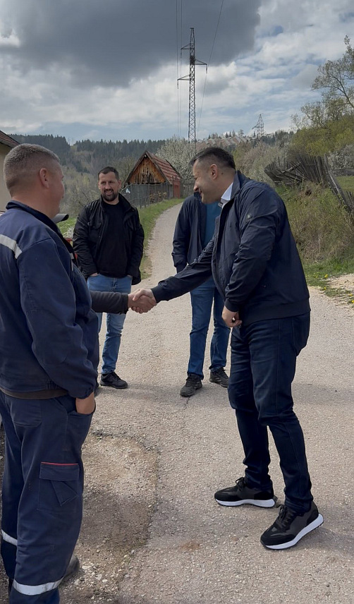 ПАЛЕ, 17. АПРИЛА /СРНА/ - Директор "Електродистрибуције" Пале Ацо Станишић је данас обишао мјештане у Горњим Рогoушићима, са којима је разговарао о проблемима које су имали због лоше инфраструктуре која је посљедњи пут рађена 1967. године.