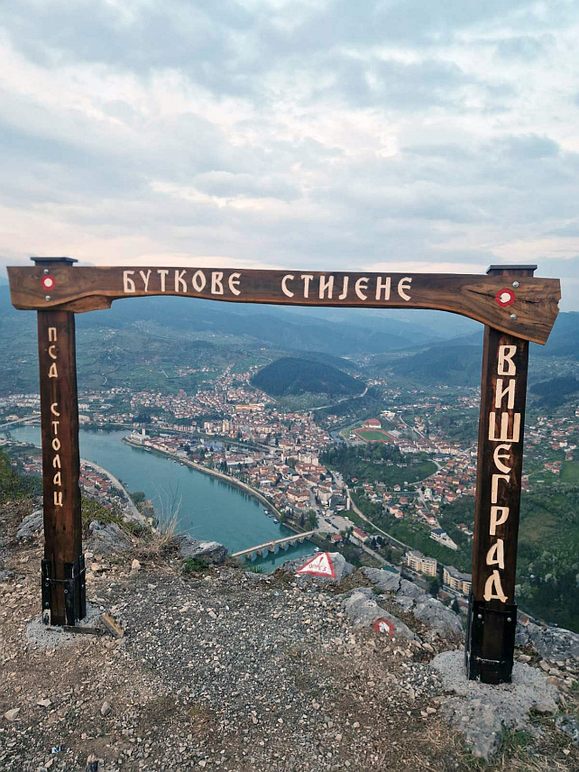 ВИШЕГРАД, 17. АПРИЛА /СРНА/ - Нови видиковац у Вишеграду уређен је на локалитету Буткове стијене одакле се пружа импресиван поглед на град, ријеку Дрину и вишеградску ћуприју, један од најпрепознатљивијих симбола овог краја.