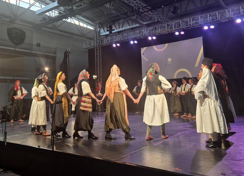 ПАЛЕ, 17. АПРИЛА /СРНА/ - Национални ансамбл Србије "Коло" одржао је вечерас концерт "Колодром" на Палама у оквиру манифестиције "Сусрет српских земаља" и извео кореографије из богатог репертоара из различитих крајева те земље и српског културног простора.