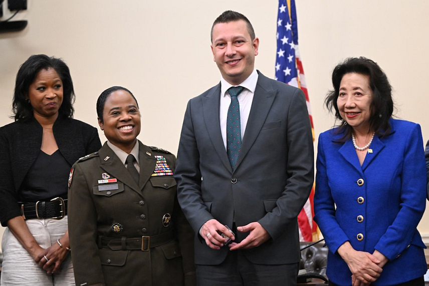 ВАШИНГТОН, 18. АПРИЛА /СРНА/ - Замјеник министра одбране у Савјету министара Александар Гогановић састао се са представницима савезне државе Мeриленд - државним секретаром Сузан Ли и командантом Националне гарде Мериленд генерал-мајором Џенин Биркхед, те изразио захвалност на континуираној подршци и доприносу који ова савезна држава пружа развоју и унапређењу система одбране у БиХ.