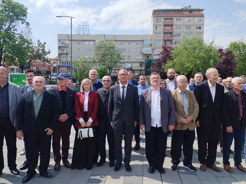 БИЈЕЉИНА, 18. АПРИЛА /СРНА/ - У склопу обиљежавања 34 године од формирања Прве семберске лаке пјешадијске бригаде Војске Републике Српске, чијих је 137 бораца дало живот за одбрану Српске, вијенце и цвијеће на споменик браниоцима у Бијељини положили су министар рада и борачко-инвалидске заштите Радан Остојић, представници породица погинулих бораца, организација проистеклих из рата и Трећег пјешадијског Република Српска пука.