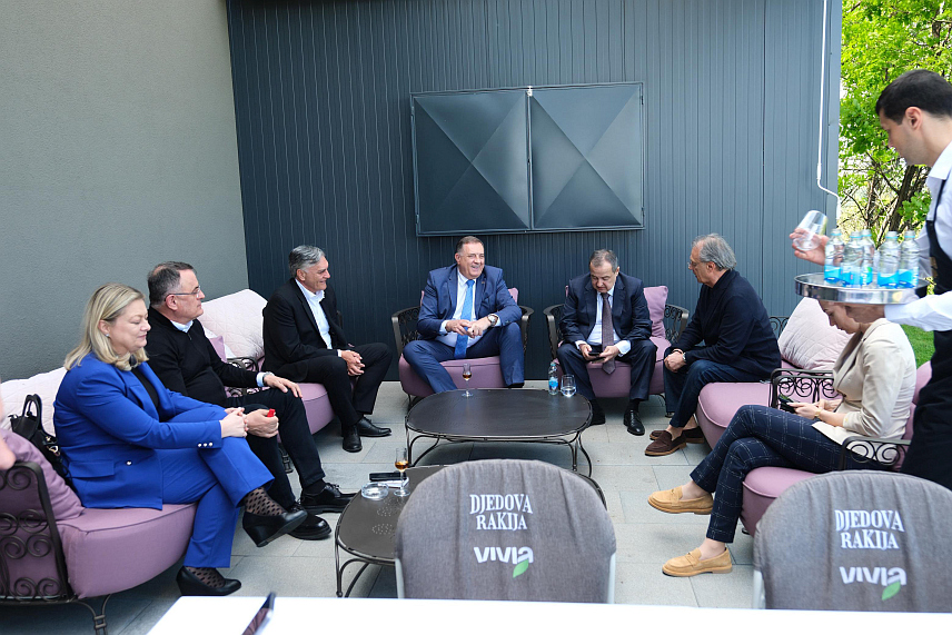 ЛАКTАШИ, 18. АПРИЛА /СРНА/ - Предсједник СНСД-а Милорад Додик угостио је данас предсједника Социјалистичке партије Србије Ивицу Дачића.