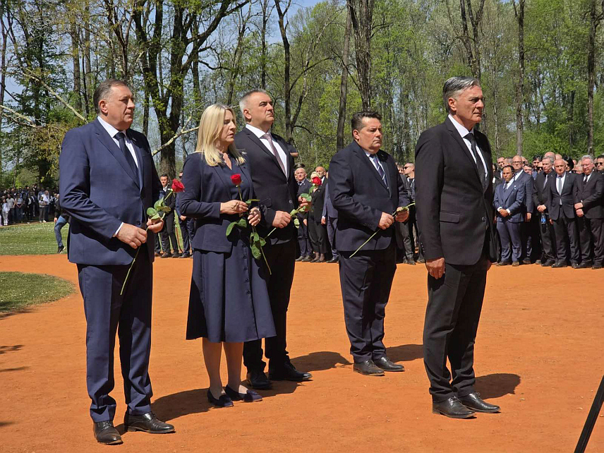 КОЗАРСКА ДУБИЦА, 19. АПРИЛА /СРНА/ - На Гробном пољу Tополе у Спомен-подручју Доња Градина код Козарске Дубице вијенце је положила делегација Републике Српске предвођена предсједником Синишом Караном и делегација Србије, коју у Доњој Градини предводи предсједник Александар Вучић.
