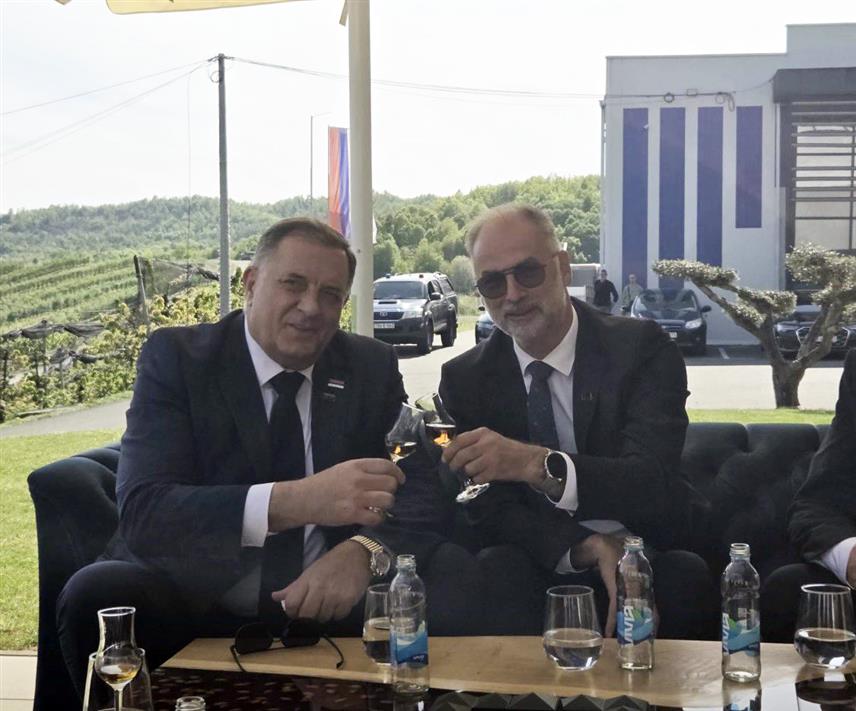 БАЊАЛУКА, 19. АПРИЛА /СРНА/ - Предсједник СНСД-а Милорад Додик разговарао је данас са потпредсједником Владе Сјеверне Македоније Иваном Стоилковићем о положају и повезивању српског народа у региону.