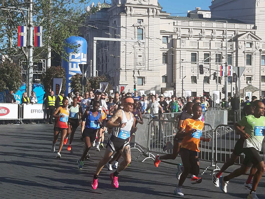 БЕОГРАД, 19. АПРИЛА /СРНА/ - У Београду је са Tрга Републике почела маратонска трка у оквиру 39. Београдској маратона. Стаза је дуга 42 километра, а учествује око 14.500 такмичара, од чега 4.500 странаца, из 79 држава.