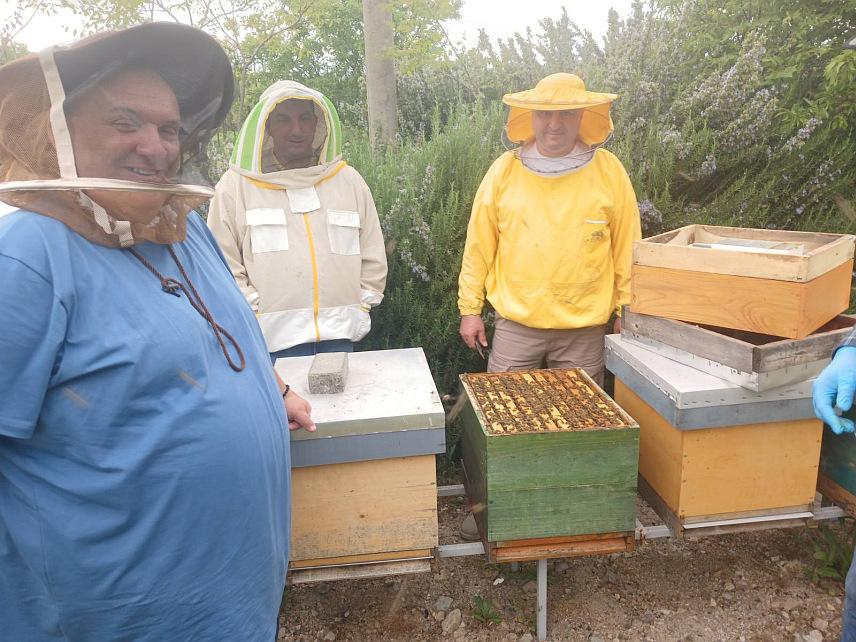 ВИШЕГРАД, 19. АПРИЛА /СРНА/ - Вишеградски пчелари боравили су у тродневој студијској посјети Сјеверној Македонији и непосредно се упознали о раду пчелара и организацији пчеларства у тој земљи.