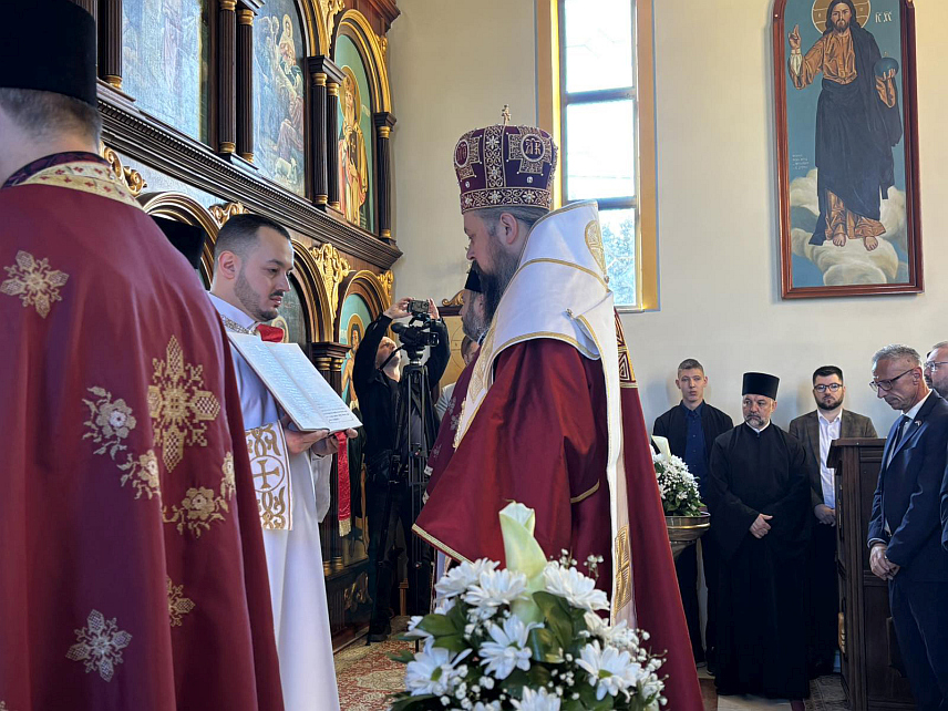 КОЗАРСКА ДУБИЦА, 19. АПРИЛА /СРНА/ - Епископ марчански Сава, уз саслужење свештенства Српске православне цркве предводи литургију у цркви Светих апостола Петра и Павла у Козарској Дубици, поводом обиљежавања Дана сјећања на жртве усташког злочина геноцида у НДХ.