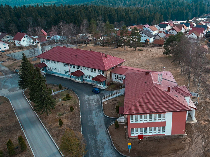 ХАН ПИЈЕСАК, 1. АПРИЛА /СРНА/ - Дом за старија лица Хан Пијесак, капацитета 28 мјеста, почео је данас са радом пријемом првих корисника.