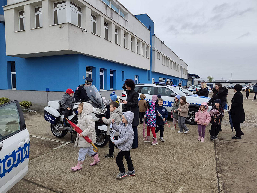 ГРАДИШКА, 1. АПРИЛА /СРНА/ - Полицијска управа Градишка организовала је Дан отворених врата за дјецу из предшколских установа и нижих разреда основних школа, што је једна од активности поводом обиљежавања Дана полиције Републике Српске - 4. априла.