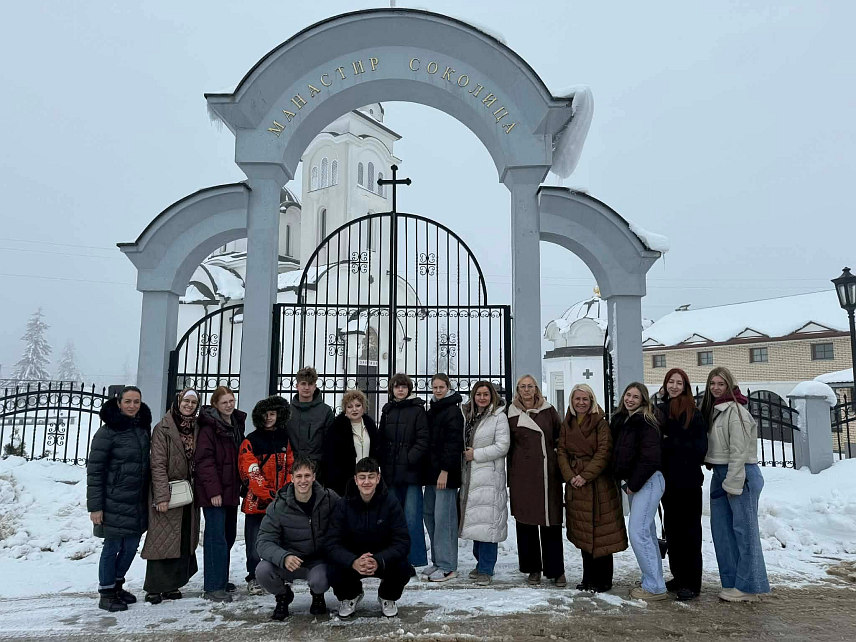 СОКОЛАЦ, 1. АПРИЛА /СРНА/ - Средњошколци из руског града Краснодара, који бораве у посјети Источном Сарајеву, посjетили су данас Војничко спомен-гробље Нови Зејтинлик на Сокоцу, а о историјату овог мјеста упознала их је професор историје Марина Благојевић.