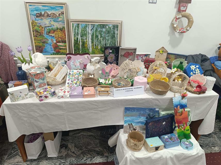 ИСТОЧНО САРАЈЕВО, 1. АПРИЛА /СРНА/ – Изложба „Чаролија нити“, 19. по реду, која окупља чуваре народне традиције, рукотворце и љубитеље културног насљеђа, отворена је у Матичној библиотеци у Источном Сарајеву под слоганом „Лијеп ко цвијет, здрав ко дрен“ и трајаће до петка, када ће бити проглашени најуспјешнији излагачи и додијељене награде.