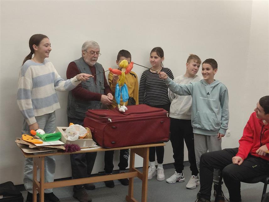 ИСТОЧНО САРАЈЕВО, 1. АПРИЛА /СРНА/ - Међународни фестивал професионалних луткарских позоришта за дјецу "Лут фест" данас је на представама и луткарским радионицама угостио малишане руског града Краснодара, као и њихових другара из основних школа са Сокоца и из Калиновика.