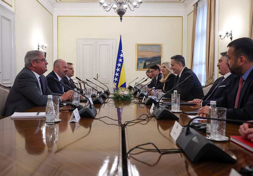 САРАЈЕВО, 1. АПРИЛА /СРНА/ - Српски члан Предсједништва БиХ Жељка Цвијановић изјавила је да су данас у Предсједништву разговарали са отправником послова САД у БиХ Џоном Гинкелом и руководством компаније "AAFS Infrastructure and Energy LLC" о пројекту Јужне интерконекције.