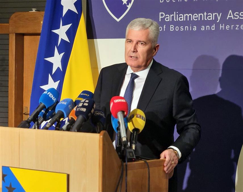 САРАЈЕВО, 20. АПРИЛА /СРНА/ - Члан Колегијума Дома народа Парламентарне скупштине БиХ Драган Човић на конференцији за новинаре данас у Сарајеву након што хитна сједница, на чијем је дневном реду био Приједлог измјена Закона о акцизама, није одржана због недостатка кворума.