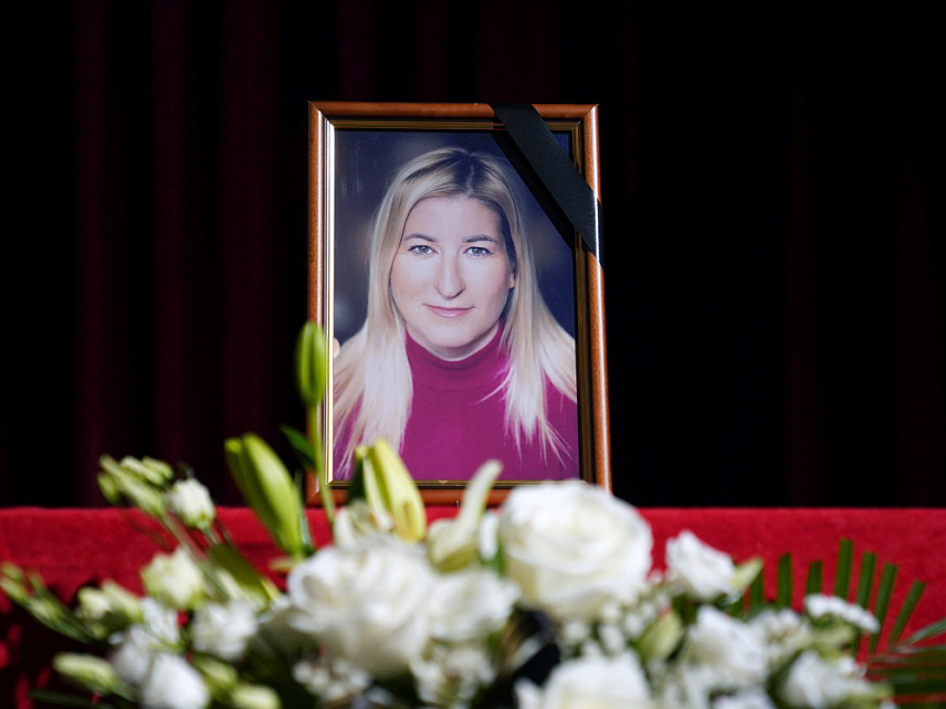 ТРЕБИЊЕ, 20. АПРИЛА /СРНА/ - Поводом смрти Јоване Марић, директора требињске Музичке школе и диригента Хора "Свети Василије Острошки и Tврдошки", данас је одржана комеморација на којој је истакнуто да је Марићева као педагог васпитавала и музиком хранила дјечије душе и генерације од Сарајева до родног Tребиња.