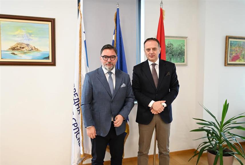 САРАЈЕВО/БАЊАЛУКА, 20. АПРИЛА /СРНА/ - Замјеник предсједавајуће Савјета министара Сташа Кошарац одржао је у Бањалуци радни састанак са предсједником Привредне коморе Републике Српске Гораном Рачићем о предстојећем Јахорина економском форуму, који ће бити одржан од 11. до 13. маја.