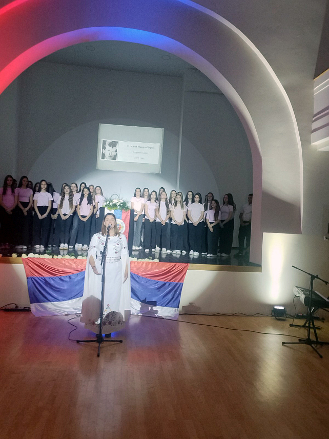 БИЈЕЉИНА, 20. АПРИЛА /СРНА/ - У Бијељини је вечерас одржана свечана академија "Чувајмо сјећање на наше хероје" уочи обиљежавања 33 године од битке за Бањ брдо када су у мучком нападу припадника такозване Армије БиХ погинула 33 борца Друге мајевичке бригаде Војске Републике Српске.