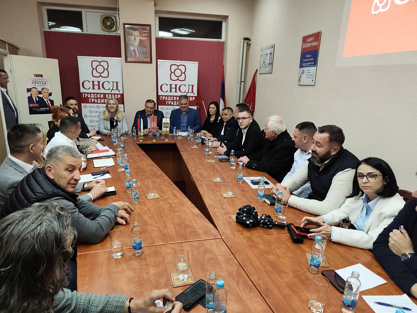 ГРАДИШКА, 20. АПРИЛА /СРНА/ - Лидер СНСД-а Милорад Додик на састанку са предсједником Градског одбора СНСД-а Градишка Зораном Аџићем.