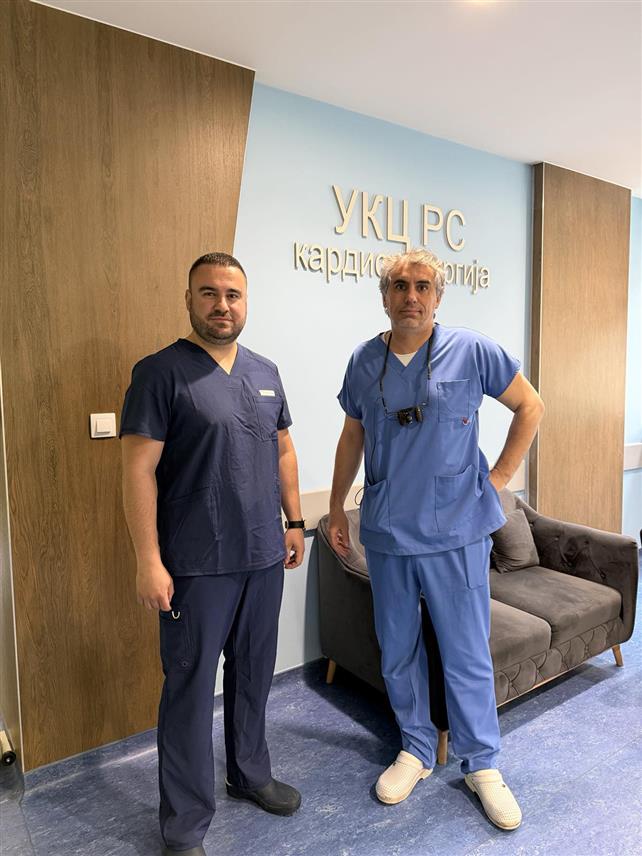 БАЊАЛУКА, 21. АПРИЛА /СРНА/ - Тим врхунских стручњака Клинике за кардиохирургију Универзитетског клиничког центра /УКЦ/ Републике Српске је успјешно извео једну од најзахтјевнијих операција у кардиохирургији – реконструкцију највећих артеријских и венских крвних судова средогруђа, саопштено је из ове здравствене установе.