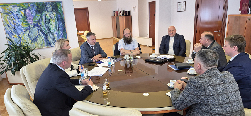 БАЊАЛУКА, 21. АПРИЛА /СРНА/ - Министар просвјете и културе Боривоје Голубовић разговарао је данас у Бањалуци са руском делегацијом о значају даљег развоја сарадње у областима образовања, научноистраживачког рада и примјене нових технологија с циљем оспособљавања будућих студената из Српске