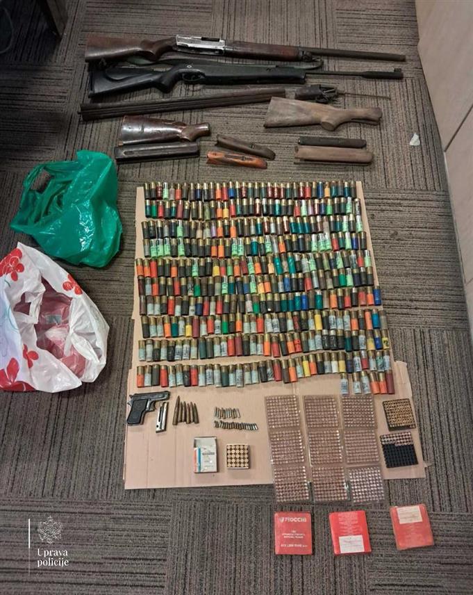 ПОДГОРИЦА, 21. АПРИЛА /СРНА/ - Приликом претреса куће М. У. одузети су пушка, пиштољ, метална цијев и механизам од пушке непознате марке и калибра, ваздушна пушка, 424 комада муниције различите врсте и калибра, 1.028 каписли за пуњење патрона и три дијела од пушке.