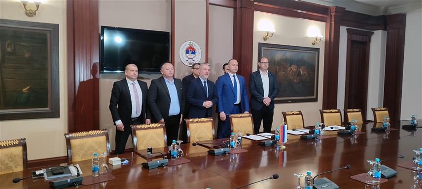 БАЊАЛУКА, 21. АПРИЛА /СРНА/ - Протокол о лијечењу повратника у Посавски кантон у УКЦ-у Републике Српске и у Болници "Свети апостол Лука" у Добоју данас су у Бањалуци потписали министар здравља и социјалне заштите Српске Ален Шеранић, вршилац дужности директора Републичког секретаријата за расељена лица и миграције Српске Слађан Јовић, вршилац дужности директора УКЦ-а Никола Шобот, директор болнице у Добоју Младен Гајић, те предсједник Удружења српског грађанског удружења "Посавина" Дамир Иветић.