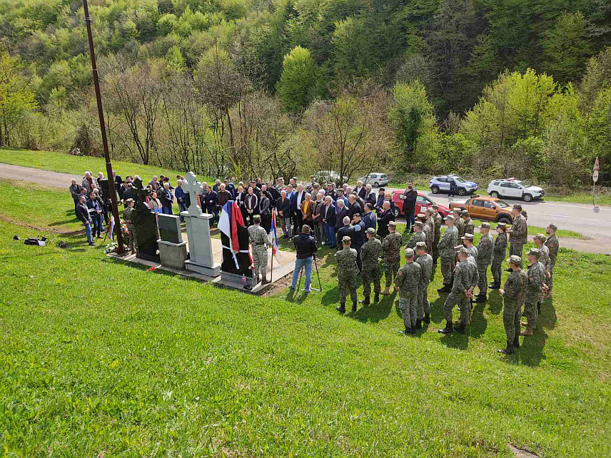 ЛОПАРЕ, 21. АПРИЛА /СРНА/ - У селу Потраш код Лопара данас је откривена и освештана спомен-плоча борцима погинулим прије 33 године у борби на Бањ брду којом је сачувана Мајевица, Подмајевица и спријечен продор непријатеља до Семберије.