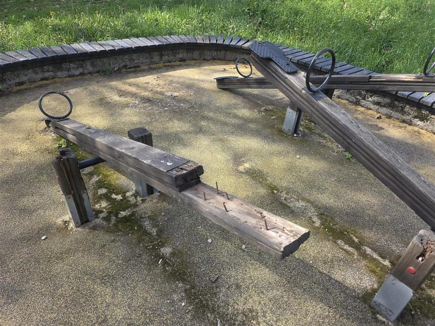 БАЊАЛУКА, 21. АПРИЛА /СРНА/ - Одборник СНСД-а у Скупштини града Бањалука Богољуб Зељковић је на "Иксу" објавио фотографије поломљеног дјечијег игралишта у бањалучком насељу Кочићев вијенац.