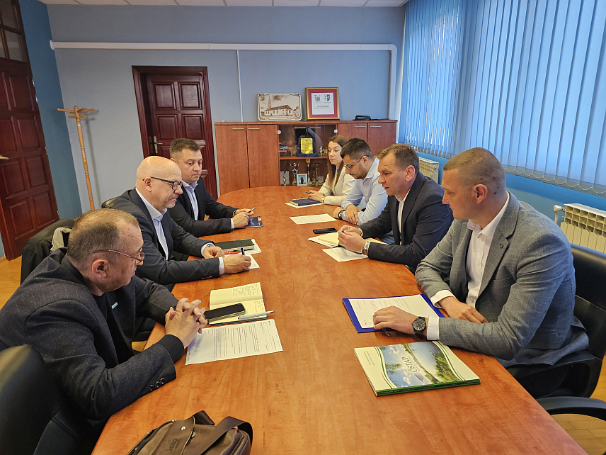 УГЉЕВИК, 21. АПРИЛА /СРНА/ - Начелник Угљевика Драган Гајић разговарао је данас са представницима аустријске компаније "Остап" о могућностима сарадње у области водоснабдијевања и третмана отпадних вода, као и унапређења комуналне инфраструктуре.