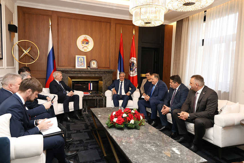 БАЊАЛУКА, 21. АПРИЛА /СРНА/ - Састанак предсједника Републике Српске Синише Карана са делегацијом Руске Федерације коју предводи замјеник министра иностраних послова Александар Грушко одржан је данас у Бањалуци. Састанку у Палати Републике присуствовали су предсједник Народне скупштине Ненад Стевандић, премијер Саво Минић, српски делегат у Дому народа БиХ Радован Ковачевић и лидер СНСД-а Милорад Додик. /Фото - Борислав Здриња/