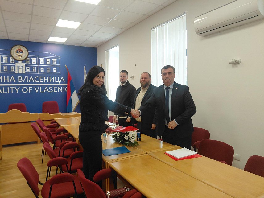 ВЛАСЕНИЦА, 21. АПРИЛА /СРНА/ – Начелник општине Власеница Мирослав Краљевић и координатор Фонда за избјегла, расељена лица и сарадњу са Србима у региону АП Војводине Јелена Лакић потписали су данас споразум о финансијској подршци пројектима реконструкције спортске инфраструктуре и опремања образовних установа у овој општини