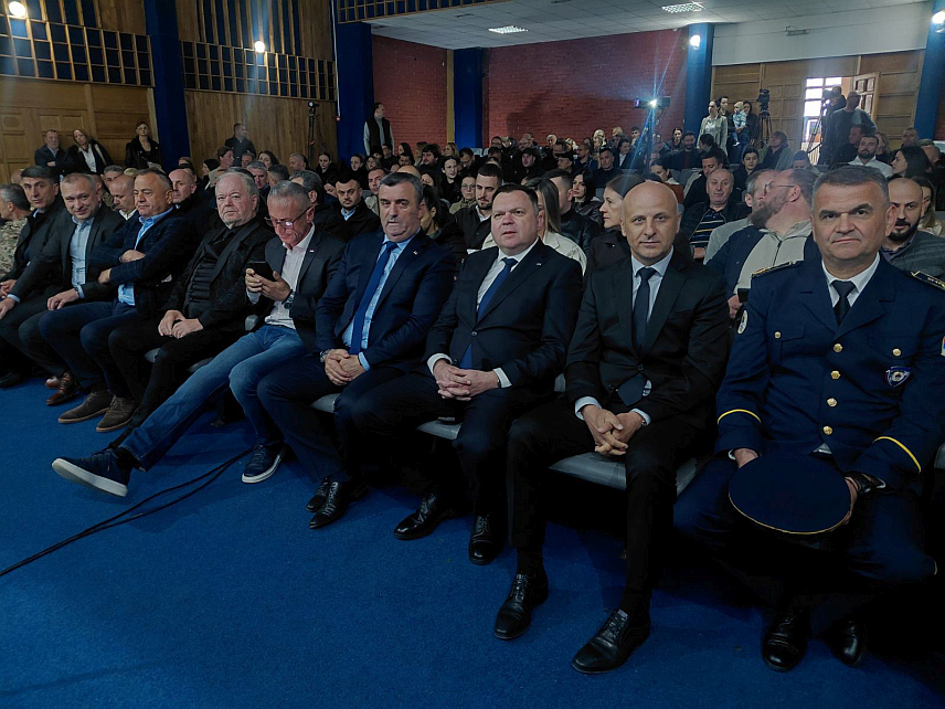 ВЛАСЕНИЦА, 21. АПРИЛА /СРНА/ - Свечана академија поводом Дана ослобођења Власенице у Одбрамбено-отаџбинском рату којој су присуствовали министар унутрашњих послова Републике Српске Жељко Будимир, министар рада и борачко-инвалидске заштите Републике Српске Радан Остојић и директор Полиције Републике Српске Синиша Кострешевић.