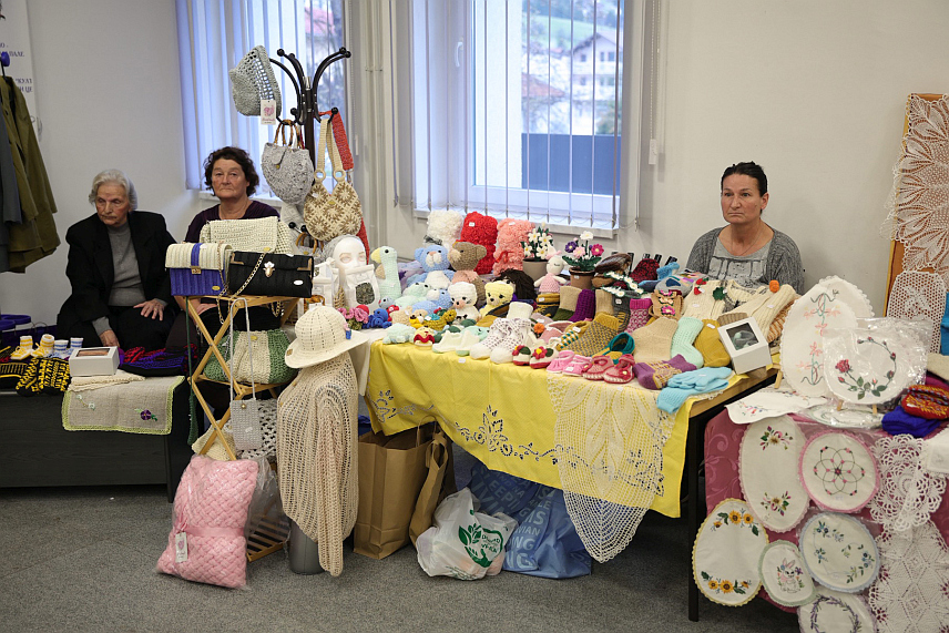 ПАЛЕ, 21. АПРИЛА /СРНА/ - На Палама је вечерас отворена изложба ручних радова, сувенира и осталих креативних предмета од природног материјала на којем учествује 10 излагача са подручја ове локалне заједнице, који на овај начин његују српску културу и традицију, те чувају ручне радове од заборава.