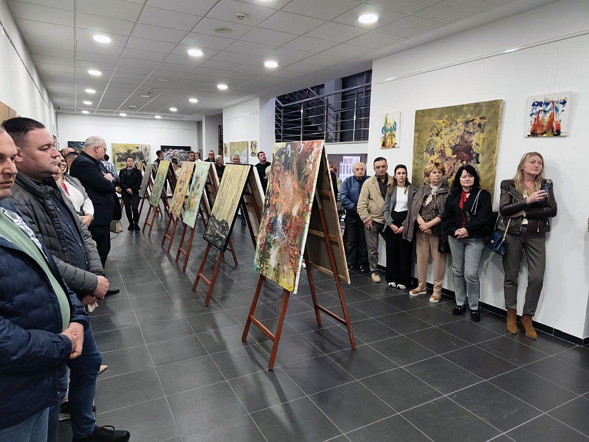 ГРАДИШКА, 21. АПРИЛА /СРНА/ - Изложба слика Слободана Боде Суботића "Модерна умјетност – акрил на платну", отворена је вечарас у Културном центру Градишка.
