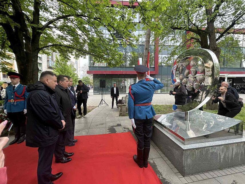 БАЊАЛУКА, 22. АПРИЛА /СРНА/ - Представници Народне скупштине, Владе, града Бањалука, организација проистеклих из протеклог Одбрамбено-отаџбинског рата положили су вијенце на Споменик 12 беба поводом Дана града.