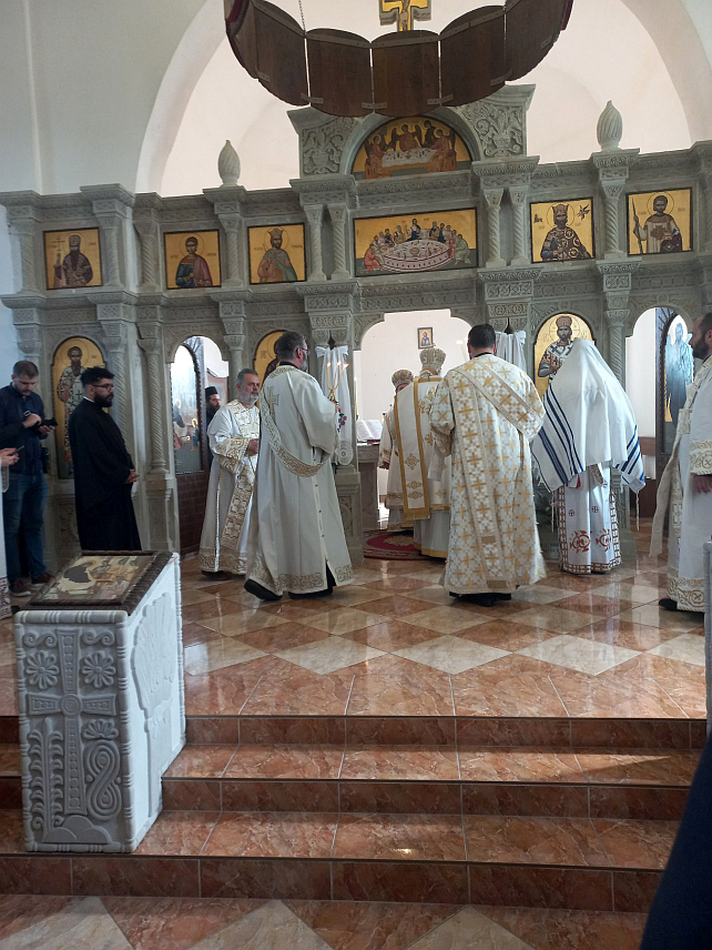 ЈАСЕНОВАЦ, 22. АПРИЛА /СРНА/ - Његово високопреосвештенство митрополит милешевски Атанасије данас је у Манастиру Јасеновац служио Свету архијерејску литургију поводом 81 године од пробоја посљедњих јасеновачких логораша.