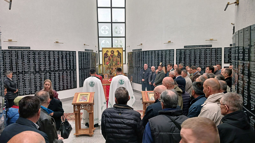 ИСТОЧНА ИЛИЏА, 22. АПРИЛА /СРНА/ - У Спомен-цркви Светог великомученика Димитрија на Вељинама у Источној Илиџи служен је помен за погинуле и преминуле борце поводом 34 године од првог напада на Илиџу када је 12 српских војника дало животе за јуначку одбрану овог насеља.