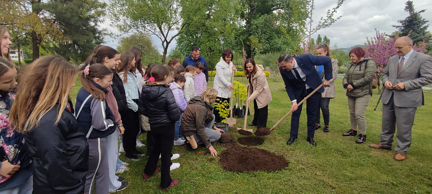 БАЊАЛУКА, 22. АПРИЛА /СРНА/ - Министар за просторно уређење, грађевинарство и екологију Републике Српске Бојан Випотник посадио је данас у Бањалуци саднице жуте букве, првог заштићеног дрвета у Српској.