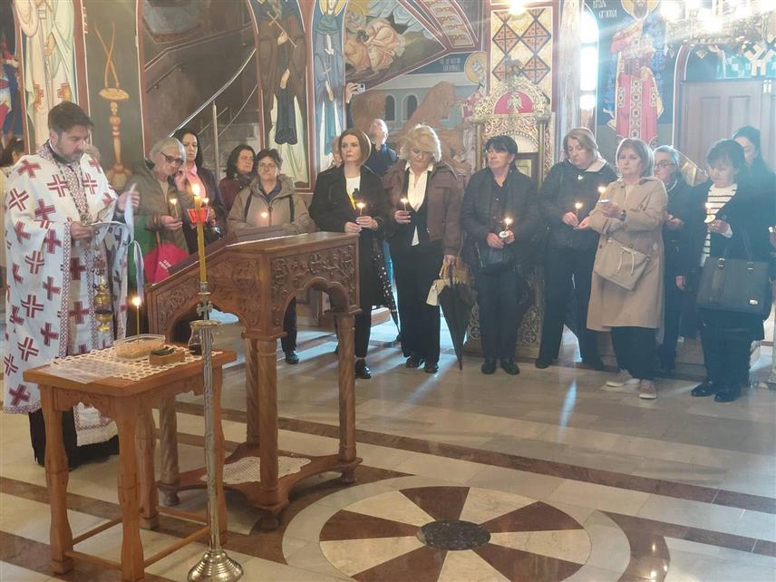 ИСТОЧНО САРАЈЕВО, 22. АПРИЛА /СРНА/ - Организација породица заробљених и погинулих бораца и несталих цивила Источно Сарајево обиљежава Дан несталих Срба Сарајевско-романијске регије, парастос за страдале Србе у Одбрамбено-отаџбинском рату у цркви Светог великомученика Ђорђа у Миљевићима.