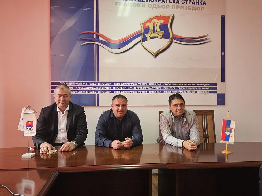 ПРИЈЕДОР, 22. АПРИЛА /СРНА/ - Предсједник Градског одбора СДС Приједор Далибор Мајкић изјавио је данас да ће ова странка у Приједору наставити да ради на побољшању структуре и подмлађивању чланства с циљем опстанка на политичкој сцени.