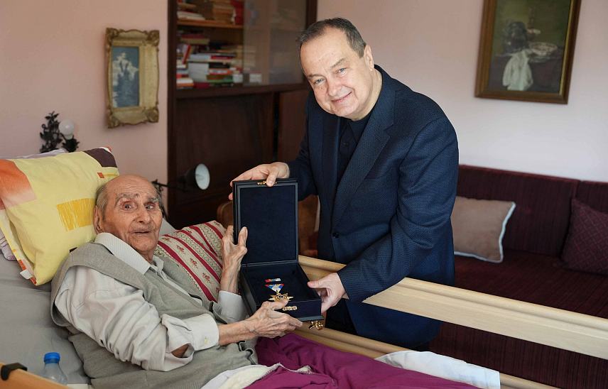 БЕОГРАД, 22. АПРИЛА /СРНА/ - Министар унутрашњих послова Србије Ивица Дачић уручио је орден "Јаков Ненадовић" некадашњем републичком секретару за унутрашње послове Србије и ветерану Другог свјетског рата Милисаву Миси Лукићу, који сутра пуни 104 године.