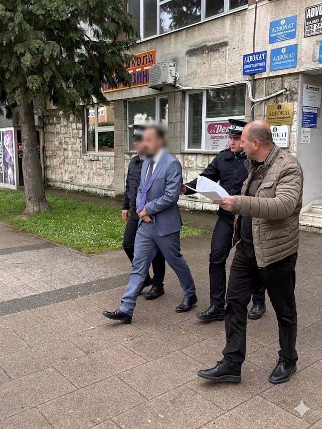 ДОБОЈ, 22. АПРИЛА /СРНА/ - У Добоју је данас ухапшено лице чији су иницијали Б.С. из Теслића, у оквиру полицијске акције "Шешир" с циљем сузбијања трговине утицајем.