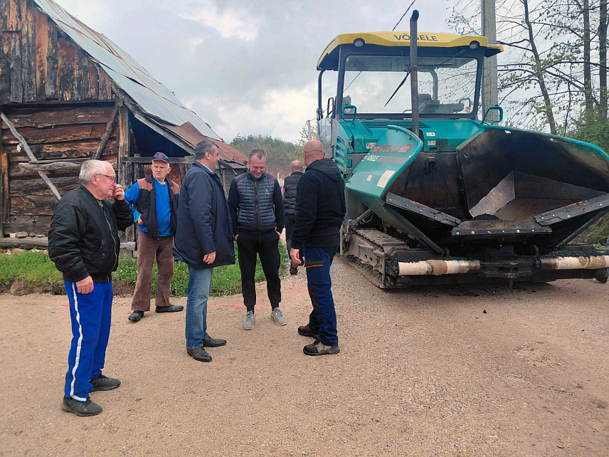 ВЛАСЕНИЦА, 22. АПРИЛА /СРНА/ - Начелник општине Власеница Мирослав Краљевић изјавио је данас да ће радови на асфаалтирању дионице пута Пајићи-Рогосија, дужине три километра, бити завршени до краја ове седмице, те навео да је ријеч о инвестицији вриједној око 600.000 КМ која је реализована уз подршку Владе Републике Српске.